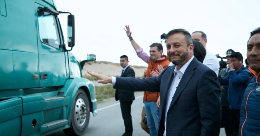 Rodrigo Paz lidera caravana de cisternas para normalizar provisión de combustible en Bolivia