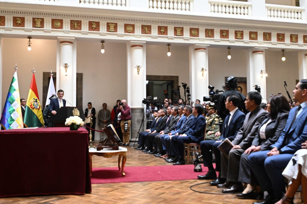 Rodrigo Paz posesiona a su gabinete y plantea cuatro ejes para transformar Bolivia