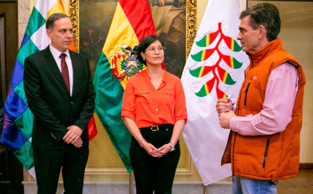 Rodrigo Paz posesiona a Yussef Akly y Margot Ayala en YPFB y ANH bajo la nueva política energética