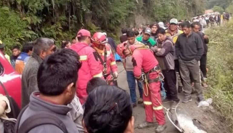 Accidente en la carretera a Yungas provoca ocho fallecidos y varios heridos