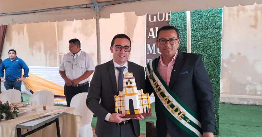 Autoridades de Cotoca confieren reconocimiento al Fiscal General del Estado durante la festividad de la Virgen