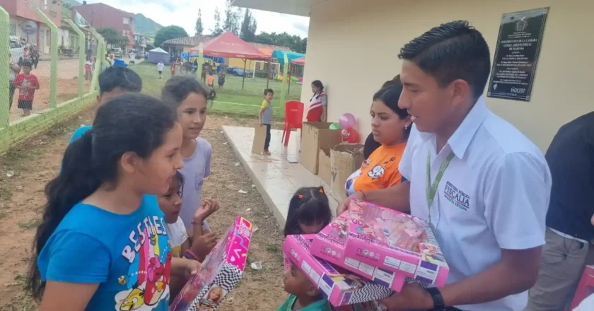 Fiscal General del Estado envía más de 700 regalos a niñas y niños de los Valles cruceños
