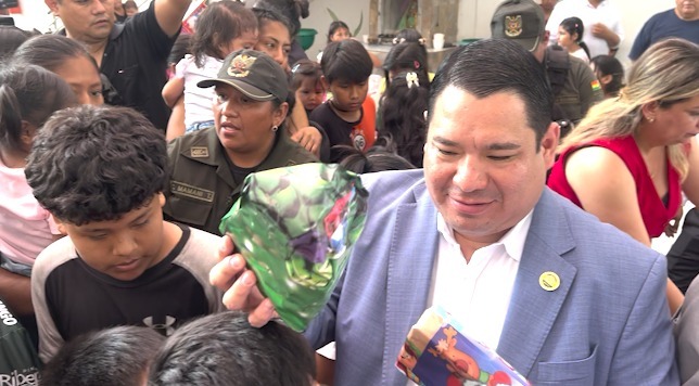 Fiscal General del Estado lleva la alegría navideña a la zona del Plan 3000 y regala juguetes a niñas y niños