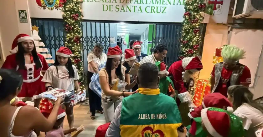Fiscalía de Santa Cruz inicia celebraciones navideñas con encendido de luces junto a niños de la Fundación “Mi Casa”