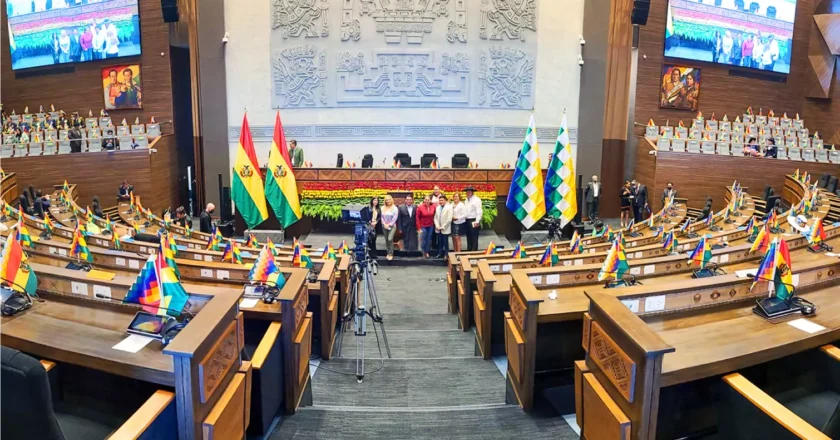 Senado aprueba resolución que pide a Migración prohibir la salida del país a exautoridades