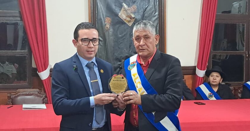 Fiscal General del Estado es reconocido por su destacada trayectoria durante sesión de honor por los 201 años cívicos de Vallegrande