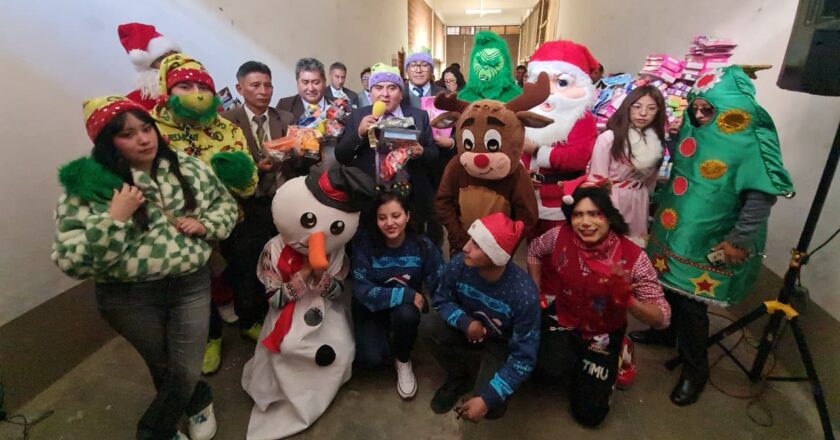 Fiscalía de Oruro comparte alegría y solidaridad con la niñez en el Día de Reyes