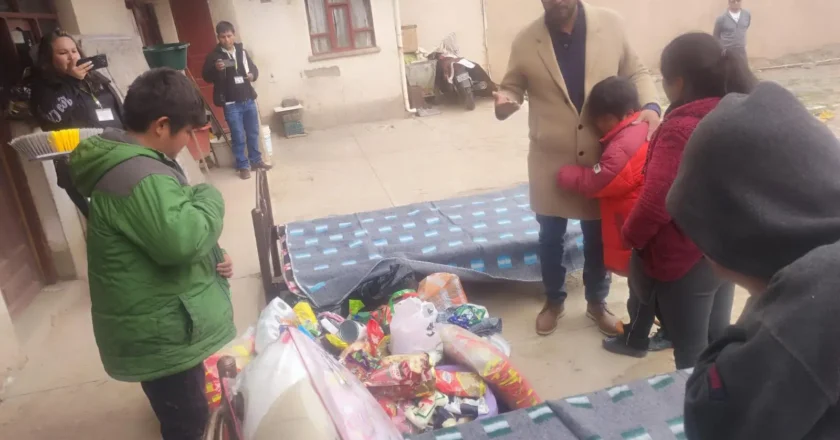 Fiscalía de Potosí lleva esperanza y abrigo a familia que lo perdió todo por las lluvias