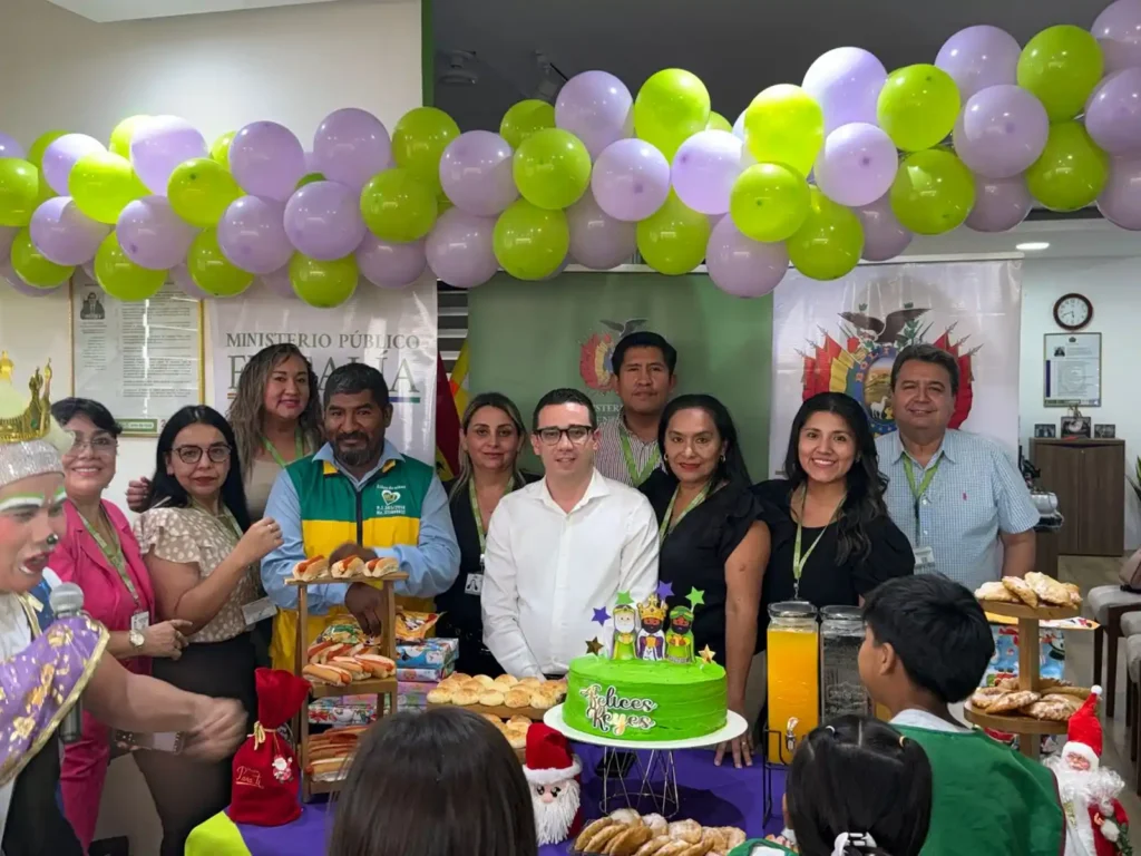 Fiscalía de Santa Cruz agasaja a niños del hogar “Mi Casa” y de la fundación “Renacer” por el Día de Reyes