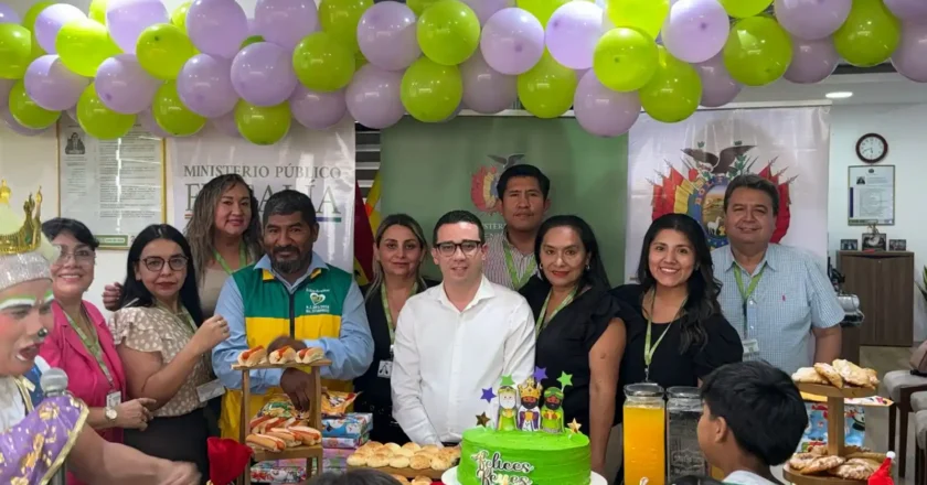 Fiscalía de Santa Cruz agasaja a niños del hogar “Mi Casa” y de la fundación “Renacer” por el Día de Reyes