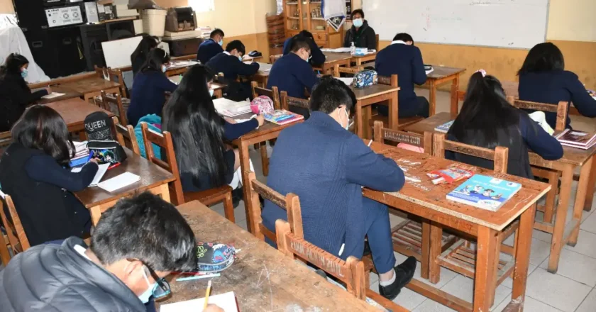 Educación exigirá lectura en libros y escritura a mano para estudiantes en 2026