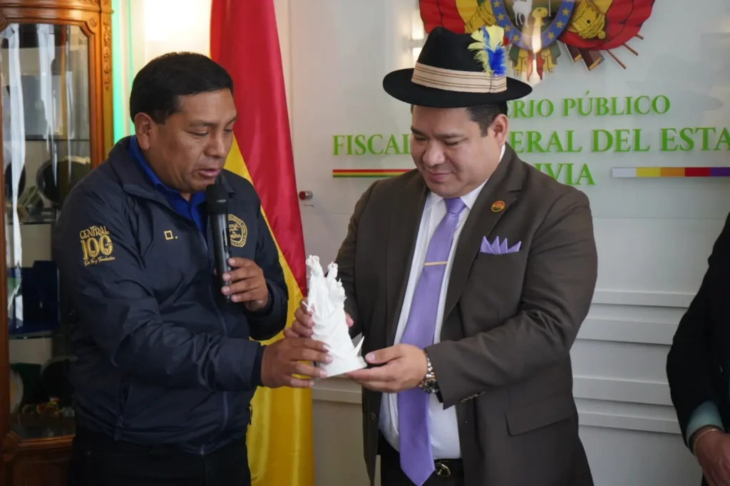Fiscal General del Estado recibe invitación oficial para participar en el Carnaval de Oruro 2026 junto a la Morenada Central Oruro