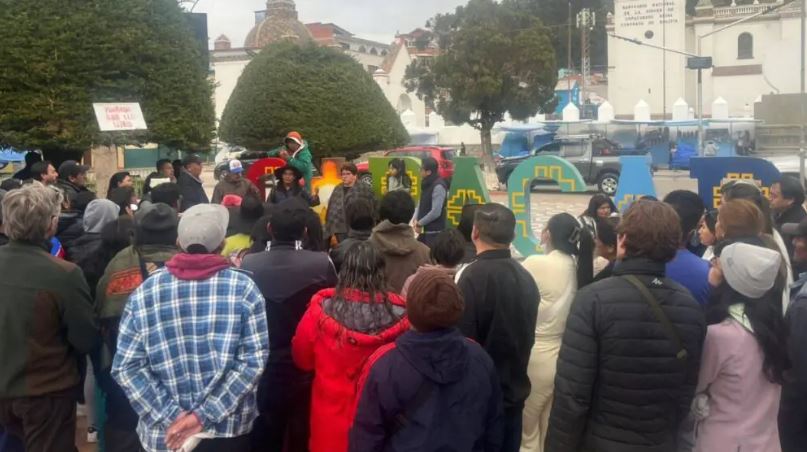 Bloqueos dejan a más de 200 turistas varados en Copacabana