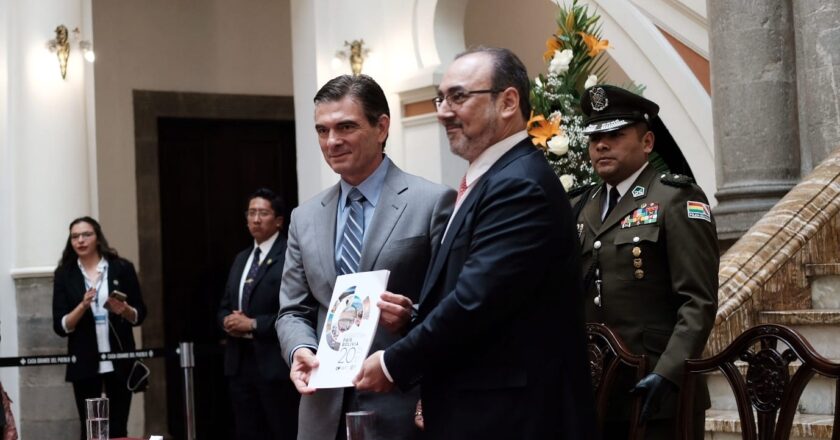 Gobierno y CAF firman acuerdos para créditos, educación e infraestructura en Bolivia