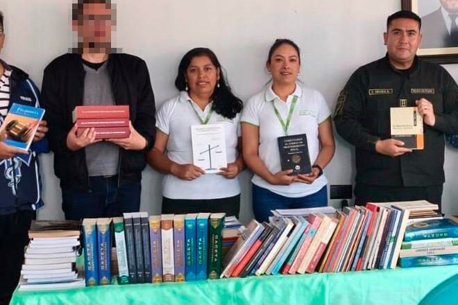 Fiscalía de Chuquisaca entrega libros a internos del penal San Roque que estudian Derecho en Sucre