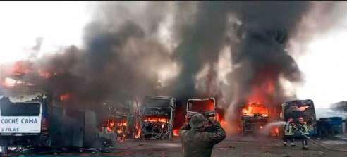 Incendio de gran magnitud afecta taller mecánico y deja seis vehículos dañados en Oruro