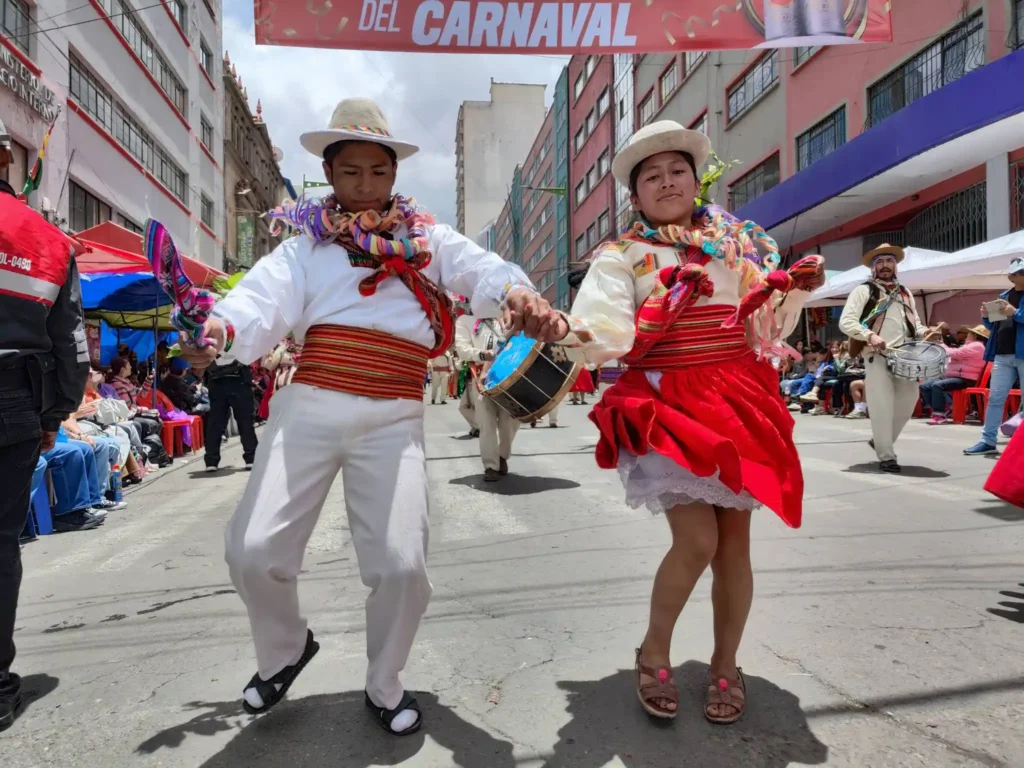 Más de 60 comparsas llenan de música y tradición el centro paceño durante el Jisk’a Anata