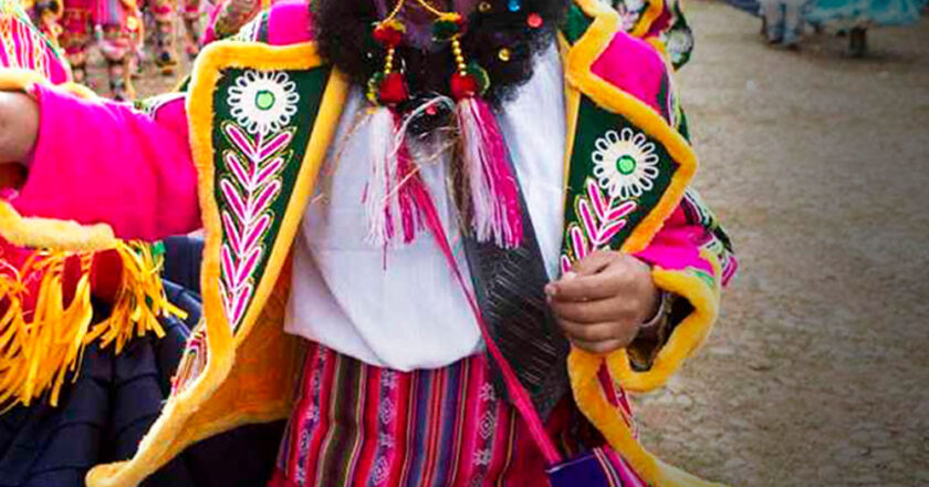 Chofer disfrazado de chuta provoca choque en El Alto y deja 16 heridos