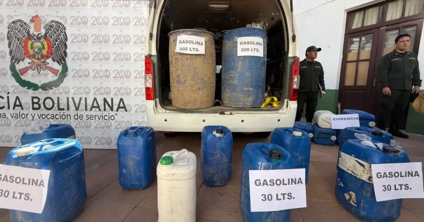 Chuquisaca: Fiscalía investiga por almacenaje ilegal de combustibles a cuatro sujetos sorprendidos con 660 litros de gasolina en un minibús adaptado