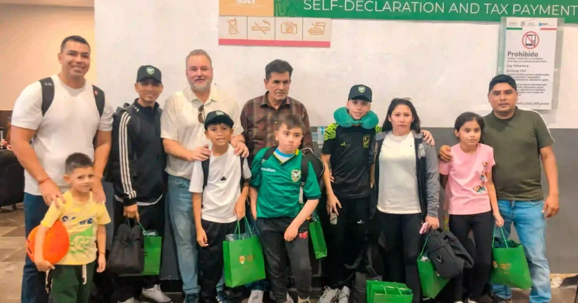 ENTEL cumple el sueño de cinco familias bolivianas que viajan a México para alentar a la selección nacional