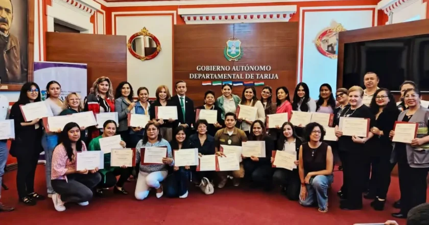 Fiscal departamental de Tarija recibe reconocimiento durante el informe final del Consejo de Lucha contra la Violencia