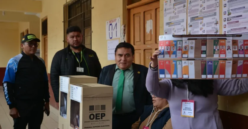 Fiscales departamentales ejercen su derecho al voto en la jornada electoral con presencia operativa de fiscales en todo el país