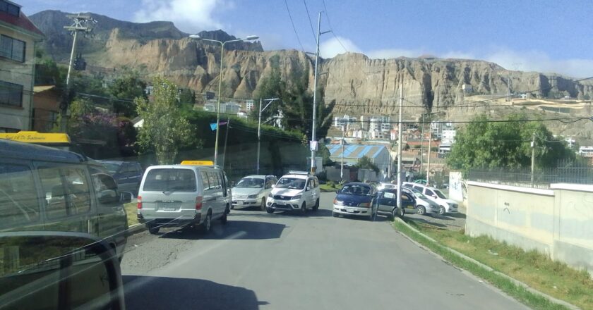 Reportan 60 puntos de bloqueo en La Paz y El Alto por paro del transporte