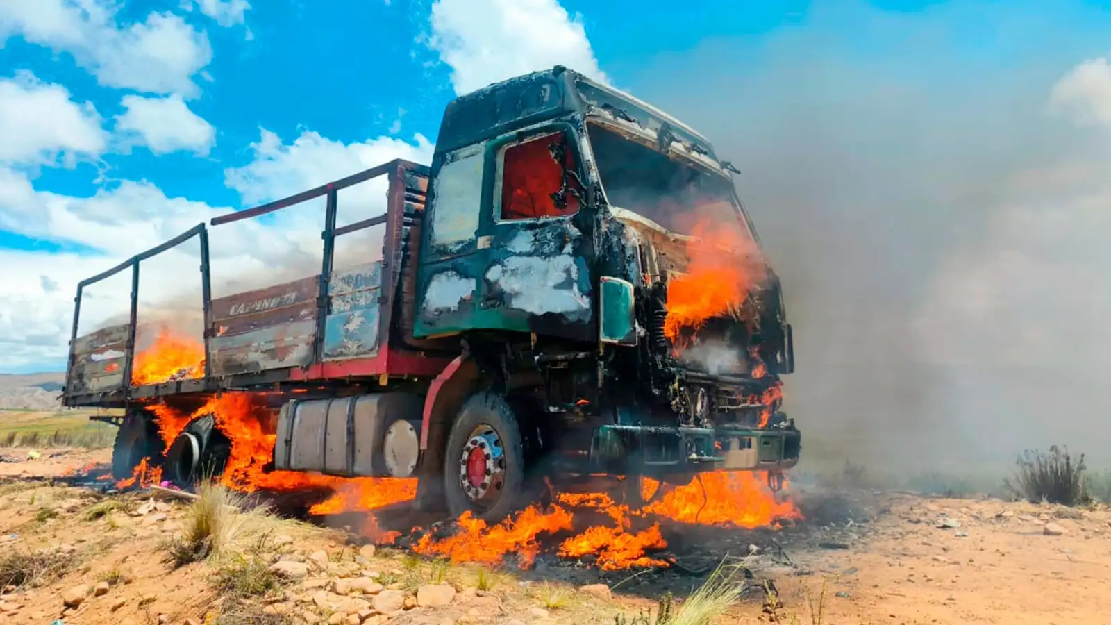 La Aduana incinera camión con ropa usada de contrabando en Chocorozi