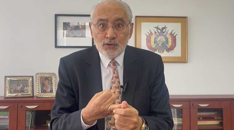 Carlos Mesa denuncia daño en su vehículo por gasolina y pide garantizar combustible de calidad