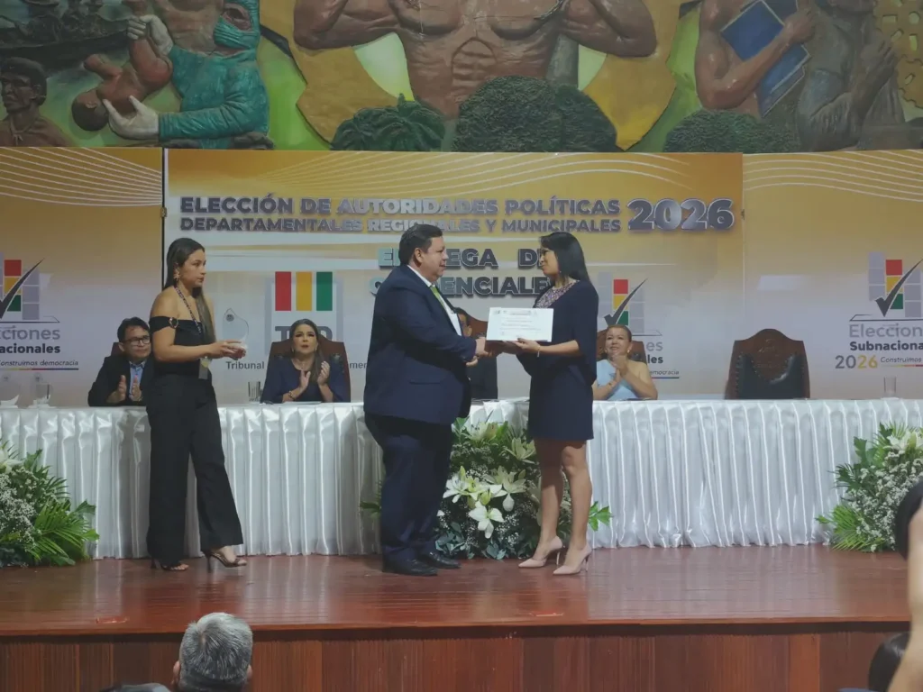 Fiscales departamentales asisten a entrega de credenciales de autoridades municipales y departamentales