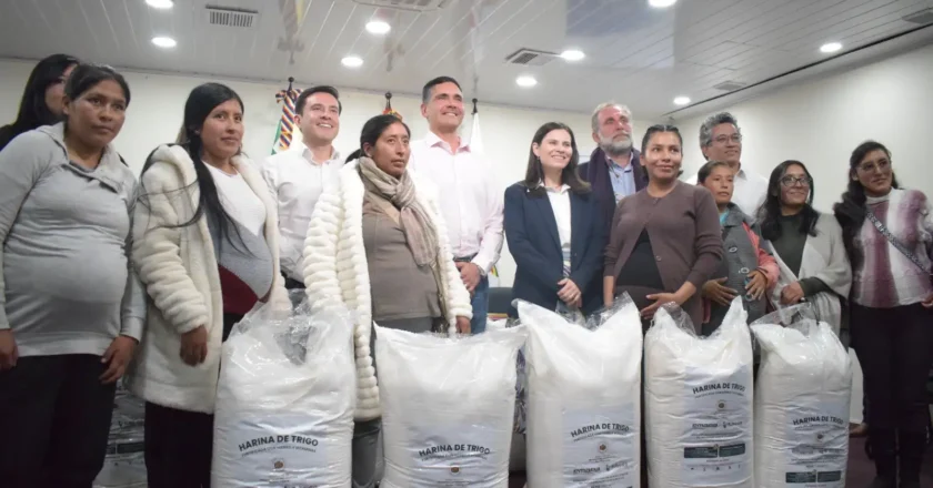 Entregan harina fortificada a madres gestantes elaborada por EMAPA con trigo donado por Rusia