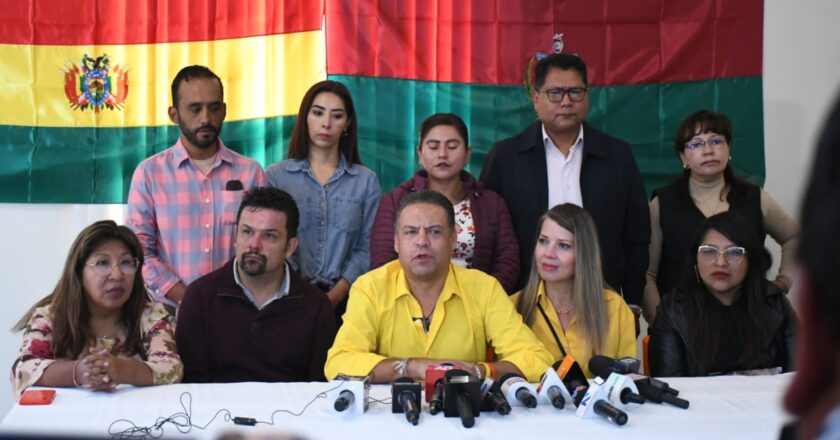 Revilla inicia transición en la Gobernación tras ser notificado con su proclamación