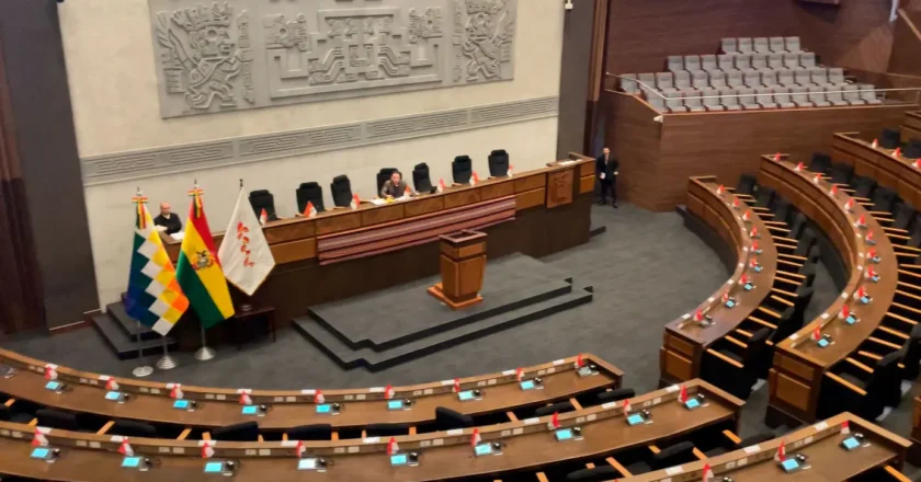 Senado atribuye a Lara la suspensión de sesión por interpelación a ministro de Economía