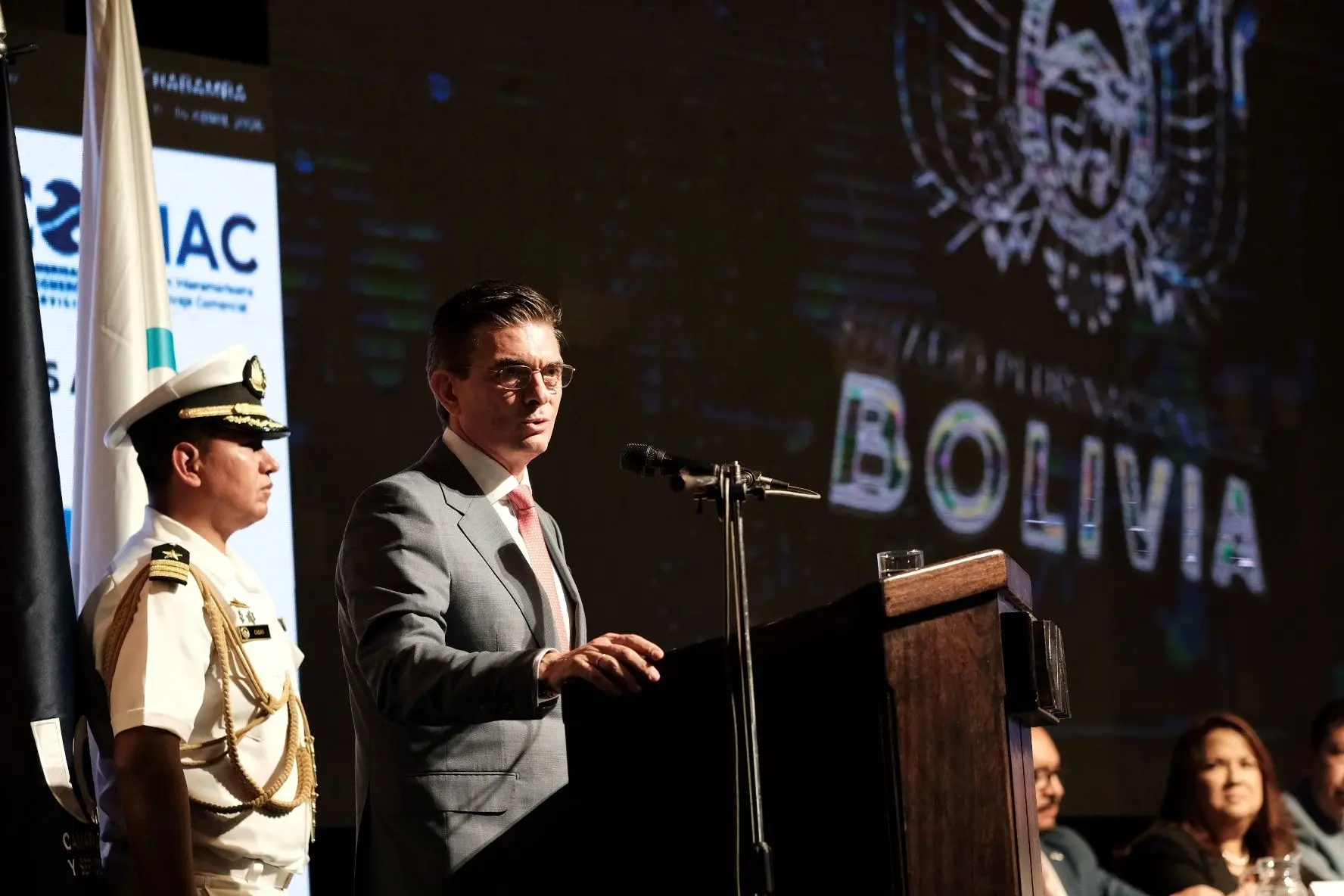 Gobierno pide a la COB enfocarse en generar empleo formal ante caída de su base laboral