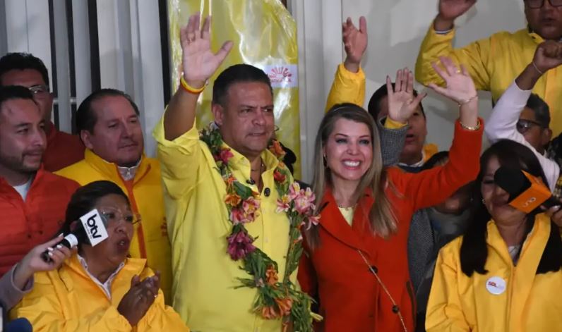 TSE confirma que no habrá balotaje en La Paz y proclama a Luis Revilla como gobernador electo