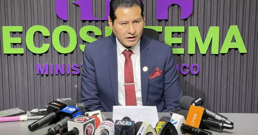 Fiscalía de La Paz investiga a cinco personas que habrían provocado daños a una radio patrulla en un punto de bloqueo en la ciudad de El Alto