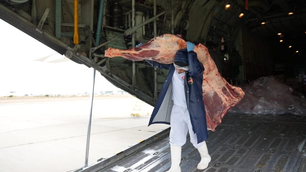 Gobierno activa puente aéreo y envía carne a La Paz ante bloqueos y desabastecimiento