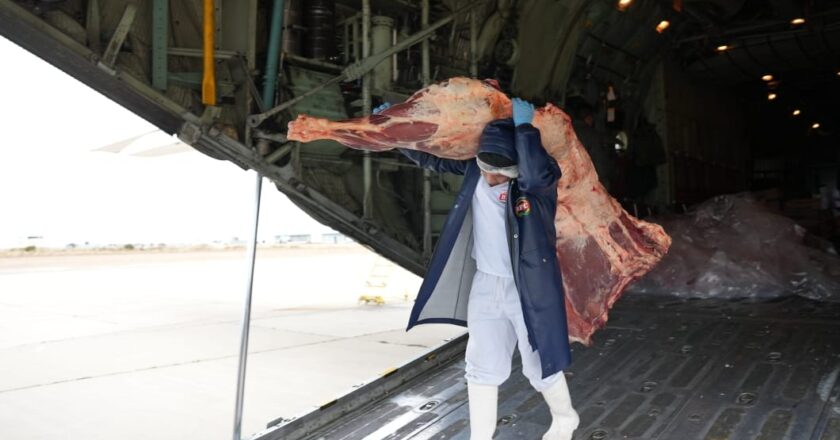 Gobierno activa puente aéreo y envía carne a La Paz ante bloqueos y desabastecimiento