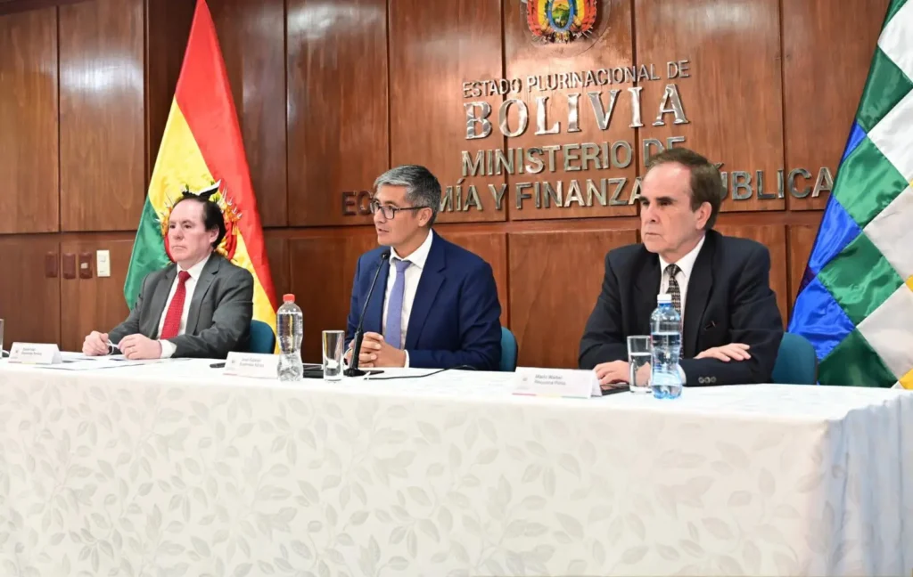 Gobierno anuncia devolución de depósitos en dólares y normalización de remesas desde julio