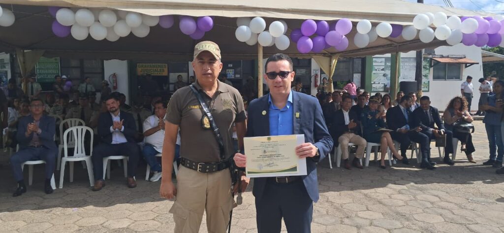 Santa Cruz Fiscal General del Estado recibe reconocimiento en el XIII aniversario de la FELCV