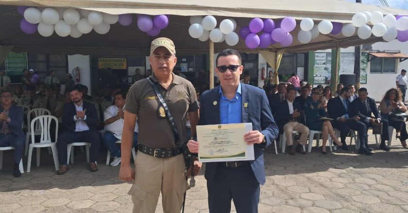 Santa Cruz: Fiscal General del Estado recibe reconocimiento en el XIII aniversario de la FELCV