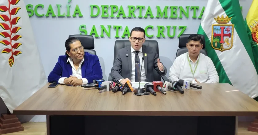 Santa Cruz: Fiscalía y FELCN secuestran armas de guerra y sustancias controladas en allanamiento en Jorochito
