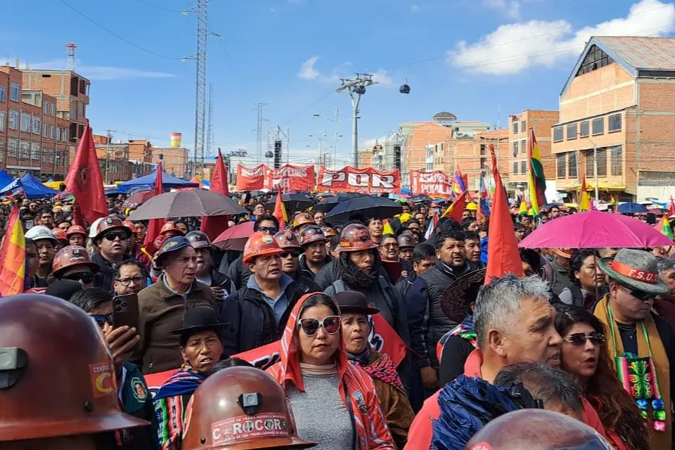 Gobierno responde a la COB y afirma que la salida a la crisis “es trabajando, no con paros”