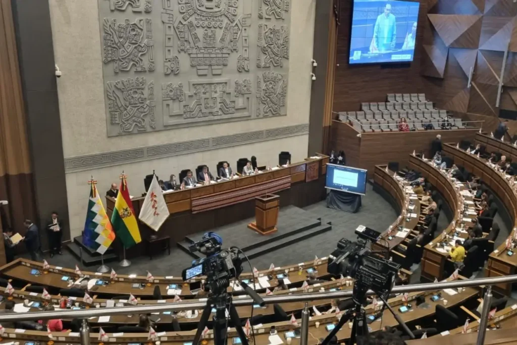 Asamblea evita censurar a Oviedo y cierra interpelación por caso “maletas” sin voto de confianza