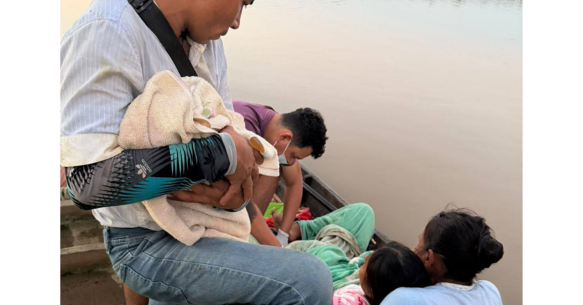 Mujer da a luz en una canoa en plena madrugada a orillas del río Mamoré