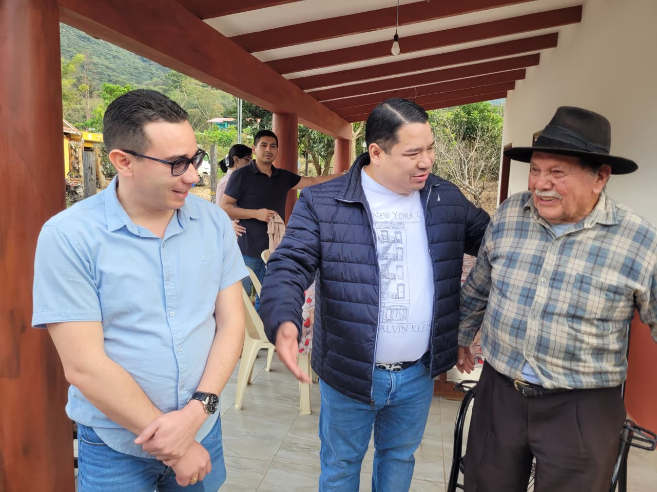 Fiscal General cumple su palabra y entrega vivienda nueva a adulto mayor que lo perdió todo en Achira
