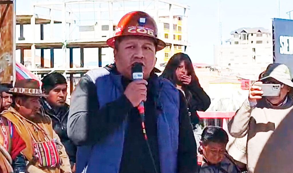 Mario Argollo reaparece en cabildo de El Alto