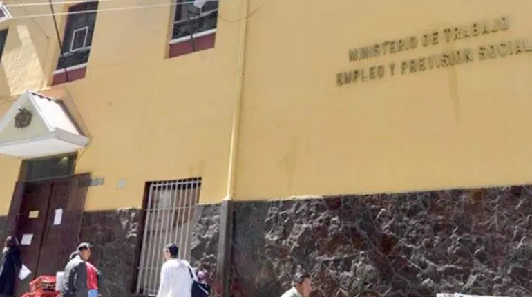 Ministerio de Trabajo dispone tolerancia de 30 minutos en el ingreso laboral por problemas de abastecimiento de combustibles