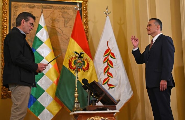 Presidente Paz posesiona a Ernesto Justiniano como nuevo ministro de Defensa en medio de la crisis