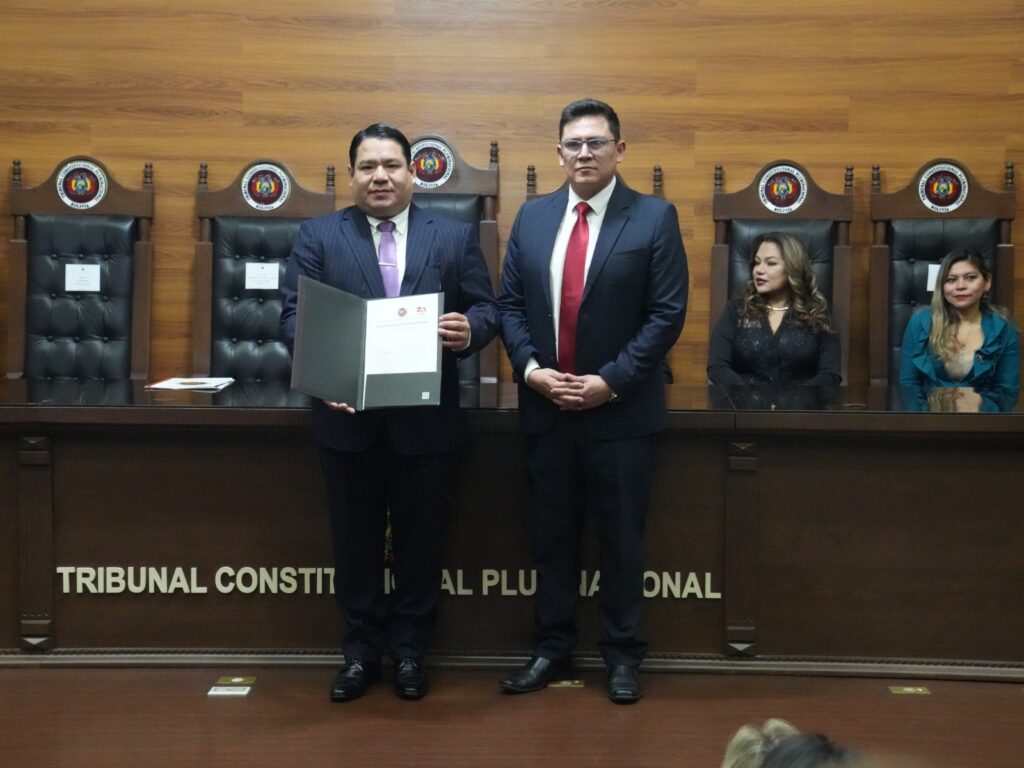 Roger Mariaca recibe reconocimiento del TCP